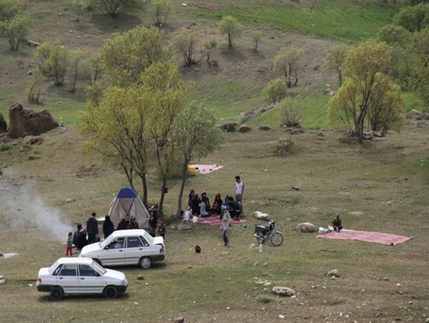 گردشگران در طبیعت بهاری لرستان