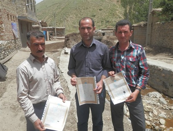 صدور ۴۰۰۶ جلد سند ثبتی شهری و روستایی در ماهنشان+ تصاویر