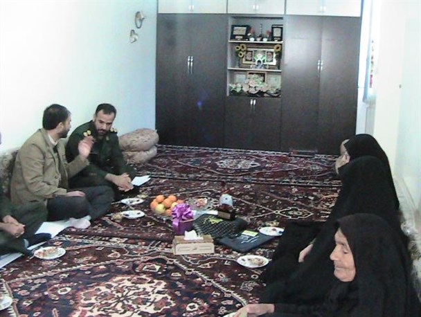 فرمانده سپاه اردل با خانواده‌های معظم شهدا دیدار کرد