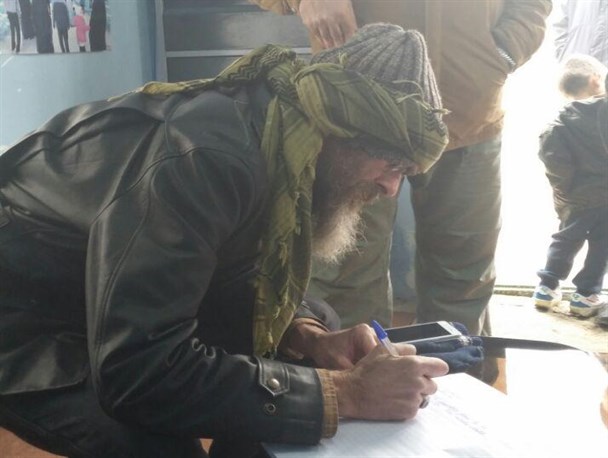دست نوشته گردشگر استرالیایی با مضمون"صلح" برای مردم گلستان + عکس