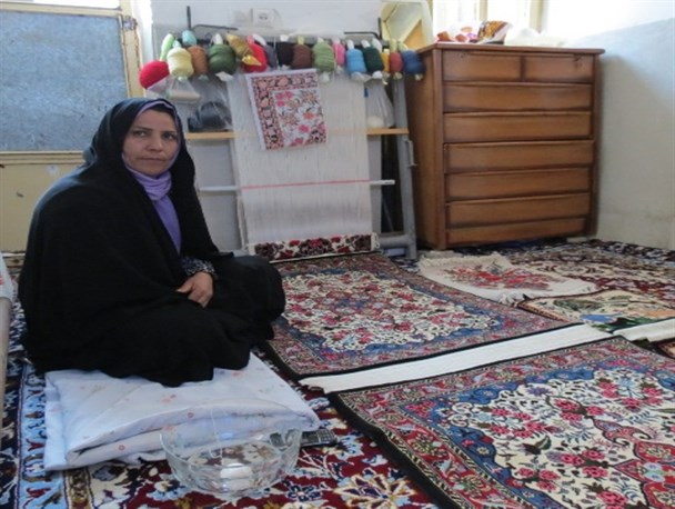 توجه به صنعت فرش بافی موجب رونق اقتصادی خانواده ها می شود/آموزش فرش بافی به بیش از 70 نفراز بانوان بیجاری