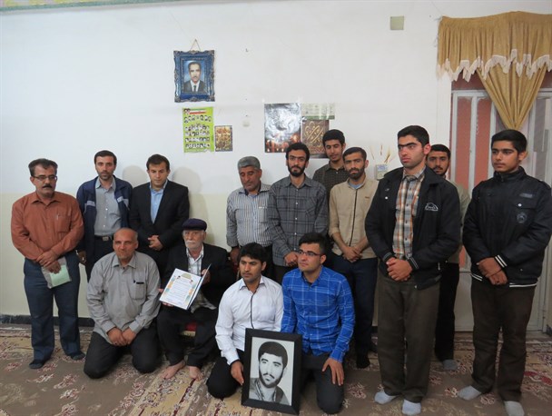 دیدار عیدانه دانشجویان بسیجی بهبهان از خانواده شیهد تازه تفحص شده + تصاویر