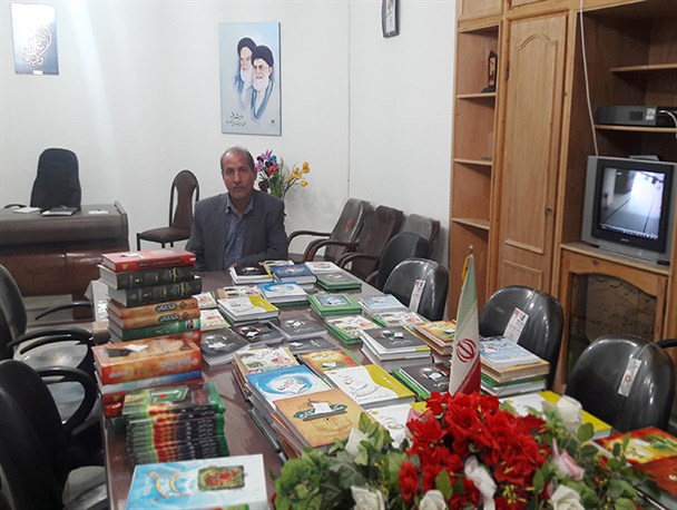 اهدای ۶۷۲ جلد کتاب به مسئولان شهرستان سرخس