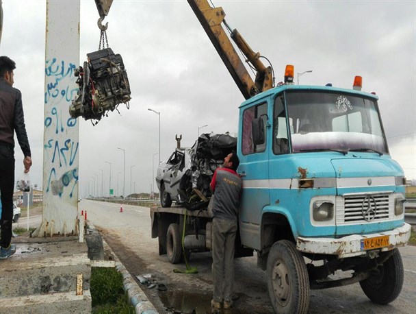 تصادف شدید یک دستگاه خودرو سواری با پل عابر پیاده در قوچان