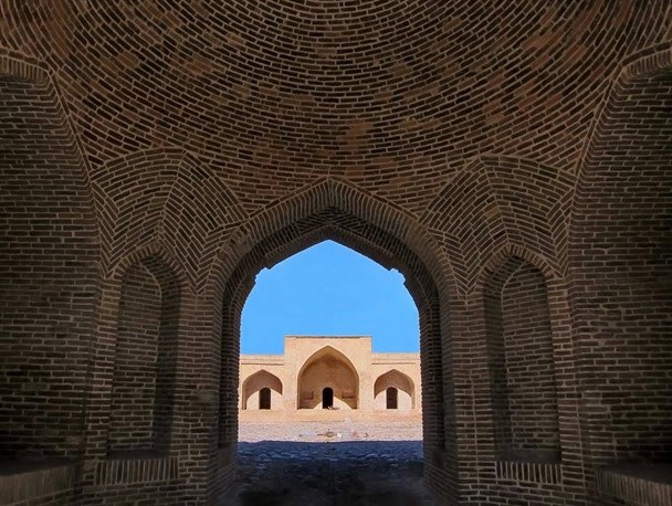 گذری بر مشکلات کاروانسرای شاه عباسی شهر فرسفج تویسرکان