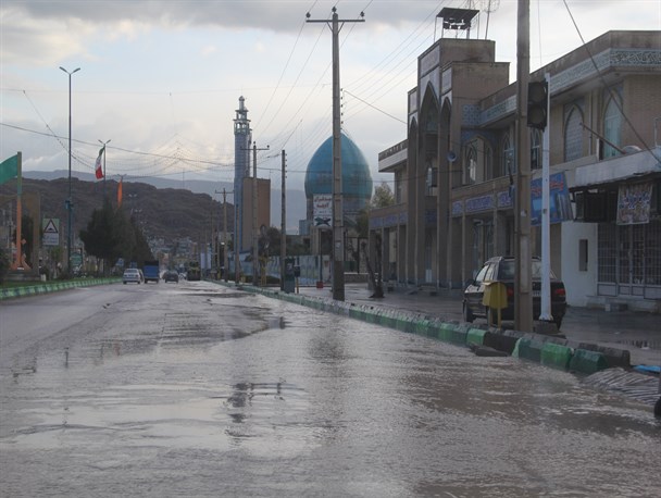 آب گرفتگی معابر سرپل ذهاب در پی بارش شدید باران