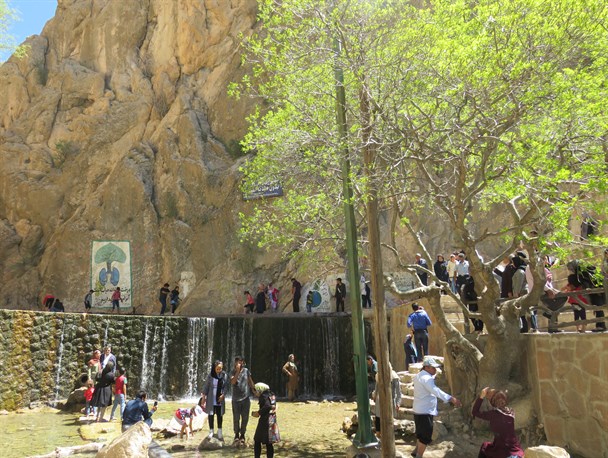 سیل گردشگران نوروزی در آبشار دیدنی یاسوج + تصاویر