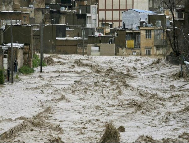 گذارندن ماه عسل زوج جهادگر خراسانی در مناطق سیل زده گلستان