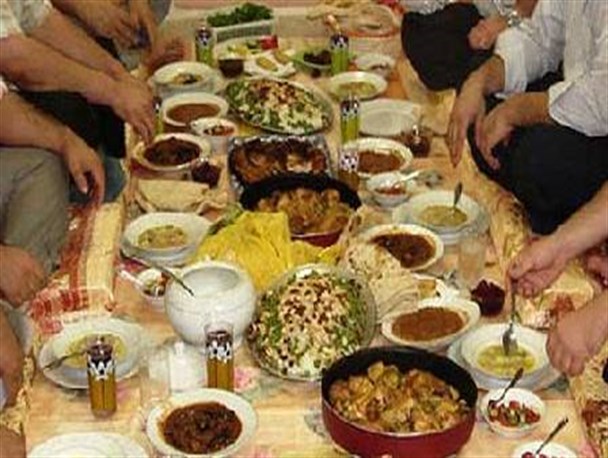 «روزۀ دشوار» و «روزه‌دار بیمار» با چند اشتباه رایج غذایی در ماه رمضان/ چرا چای و هندوانه فرد روزه‌دار را تشنه‌تر می‌کنند؟