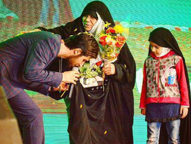 قدردانی اینستاگرامی حامد زمانی از مادر شهید گیلانی