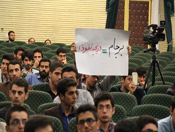 از ورود همراهان غیر دانشجو خرازی به داخل سالن تا مناظره ای که ستونش احمدی نژاد بود