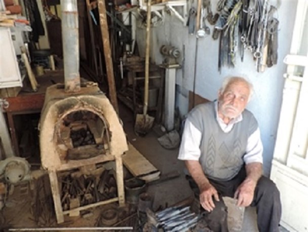 پای کوره آهنگری خدا را بهتر حس می کنم/ بیش از ده ضریح ساخته ام