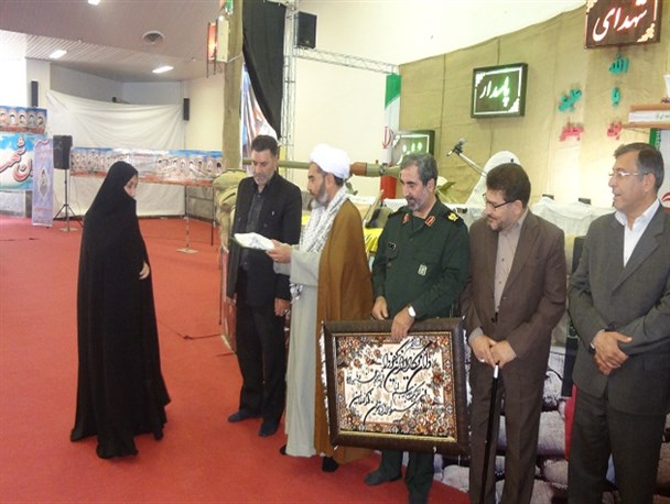 تجلیل از خانواده‌های شهدای شاخص نهاوند و استان همدان+ تصاویر