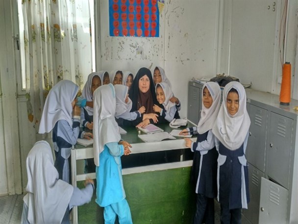معلم هدایتگر کاروان بشر به سوی تعالی/ یک روز با معلم و دانش آموزان فرهنگ دلگان+ تصاویر