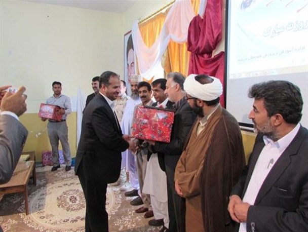 تجلیل از ۵۰ معلم نمونه میرجاوه تا ساخت اولین مجتمع آموزشی بانک مسکن
