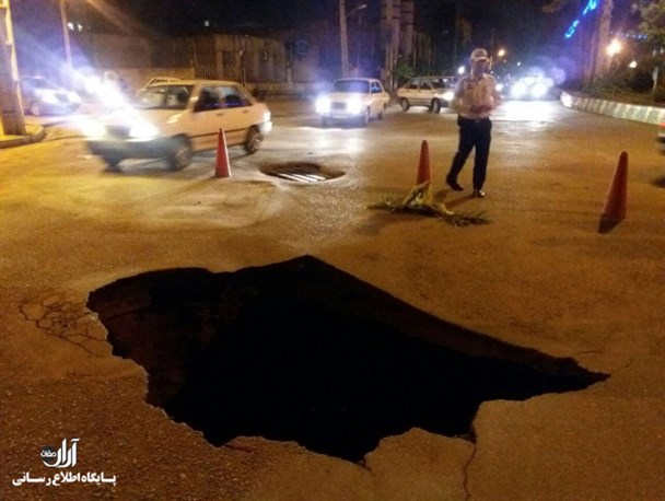 باز شدن حفره ای عمیق در وسط خیابان شهر پارس آبادمغان! +عکس