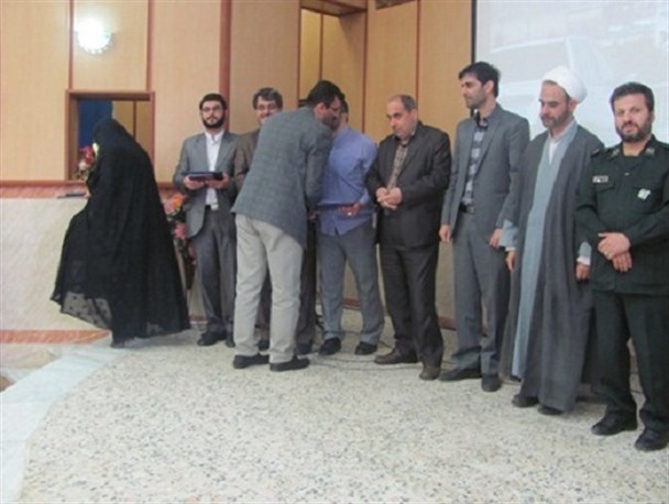 از معلمان نمونه وبازنشسته منطقه سنگر تقدیر شد