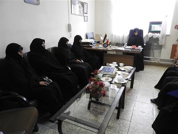 دیدار مسئول بسیج جامعه زنان آذربایجان غربی با معلمان با حضور در مدارس