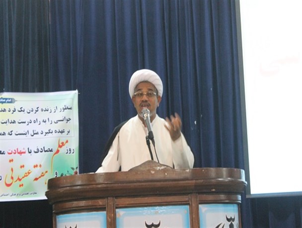 وظایف معلمان نجات دادن انسانها از مسیر انحراف و به رشد و کمال رساندن انهاست
