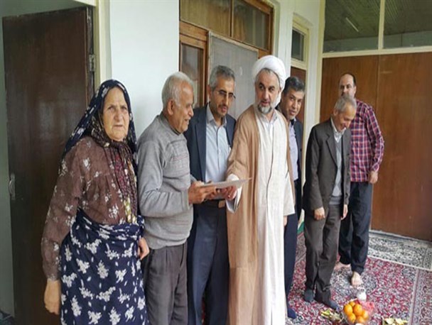 دیدار مسئولین بخش لشت نشا با خانواده شهید ذکریا حاجی پور