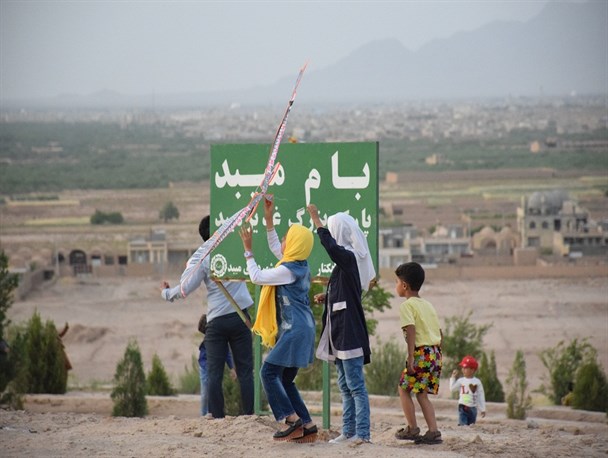 تصاویر/ بادبادک‌ها بر فراز شهر میبد به پرواز درآمدند