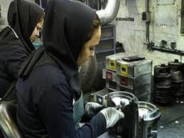 انتشار نخستین کتاب حقوق کار زنان کارگر توسط دانشجوی کردستانی