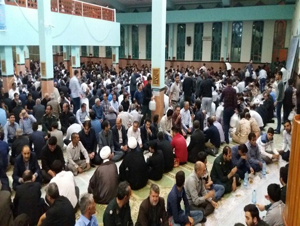 سفره افطاری برای 2 هزار روزه‌دار در پارس آباد برپا شد + عکس