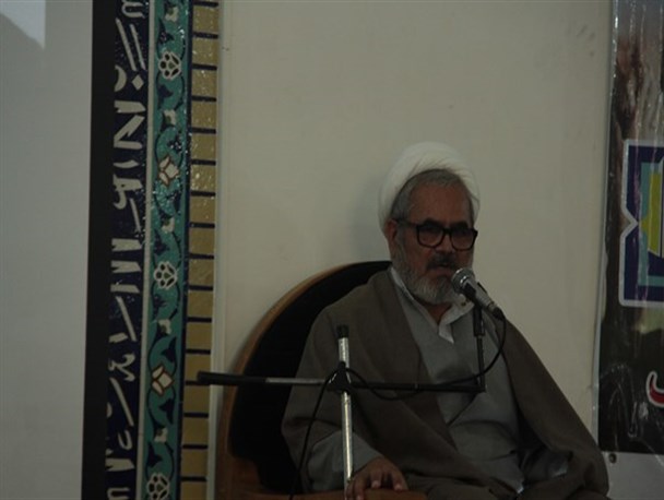 برخی از جریانات سیاسی در حال جدایی خط امام از خط انبیا هستند