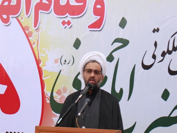 هداف امریکا ایجاد شکاف بین مردم و نظام است/ رفتار امام(ره) با استکبار چطور بود که شما آنها را کدخدا می نامید؟!