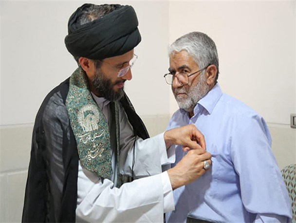 مدال افتخار آستان قدس رضوی به مفسر نهج‌البلاغه در یزد اهدا شد