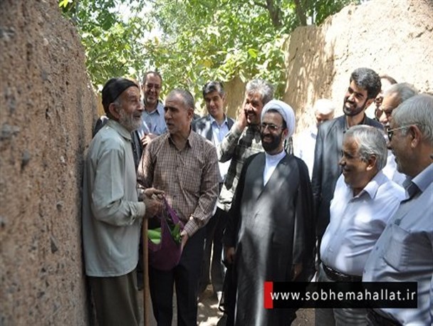 پذیرایی ساده باغدار و کشاورز پیر محلاتی از معاونان وزیر جهاد کشاورزی+تصاویر