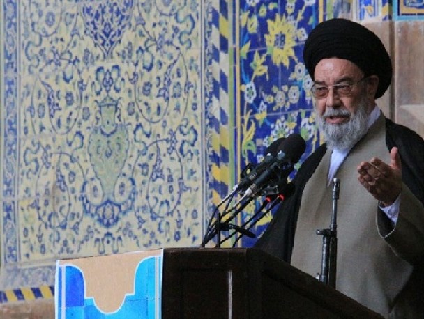 اصفهان خودش کارخانه تولید لوله دارد آن وقت از چین جنس وارد می‌کنیم!/ آن‌ها که کالای مشابه ایرانی وارد می‌کنند خائن‌اند/ متاسفانه گاهی تنبلی می‌کنیم!