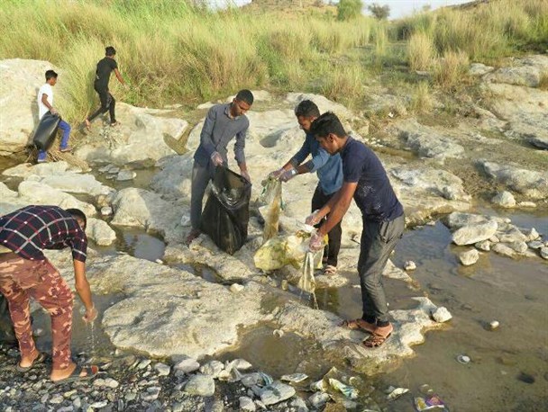 جمع آوری زباله های حاشیه رودخانه آبنما در رودان +تصویر