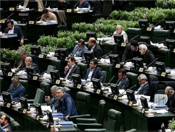 روحانی باید تا یک ماه آینده برای پاسخگویی به نمایندگان در مجلس حاضر شود/ سیاست‌های جدید ارزی دولت نباید مقطعی و بر روی کاغذ باشد