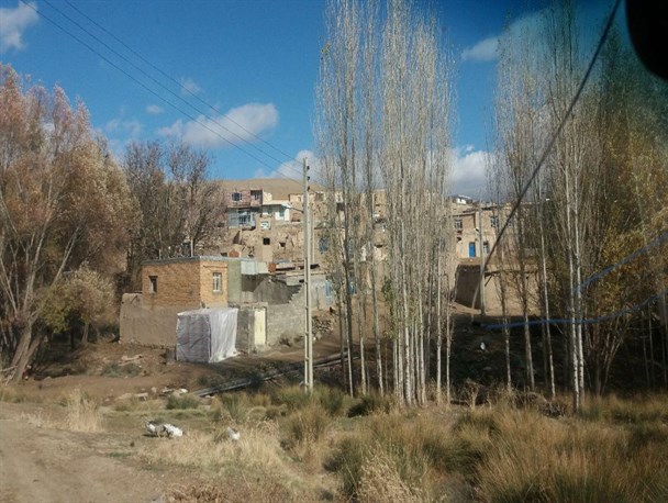 کوچ اجباری از روستای حاجی‎آباد دهگلان به دلیل کمبود آب و نبود جاده