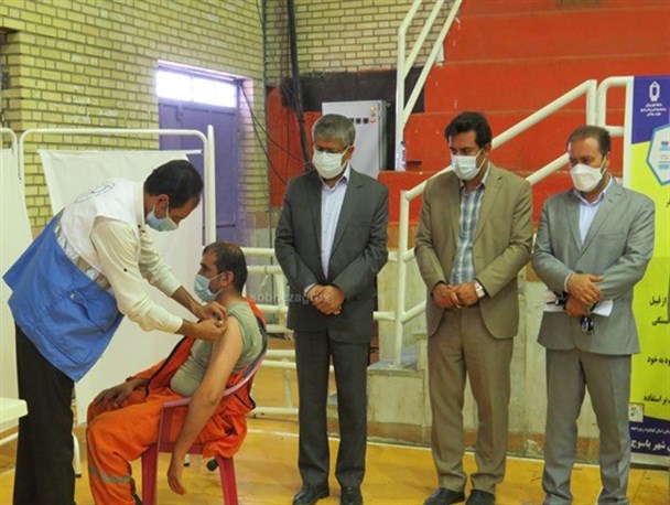 آغاز واکسیناسیون پاکبانان شهرداری یاسوج/ دستگاه‌های خدمات‌رسان دومین خط مبارزه با کرونا هستند+ تصاویر و فیلم