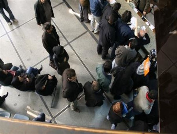 سختگیری‌های فراقانونی مانع توسعه اشتغال در استان‌های محروم/ جوانان جویای کار کردستان سردرگم در راهروی بانک‌ها