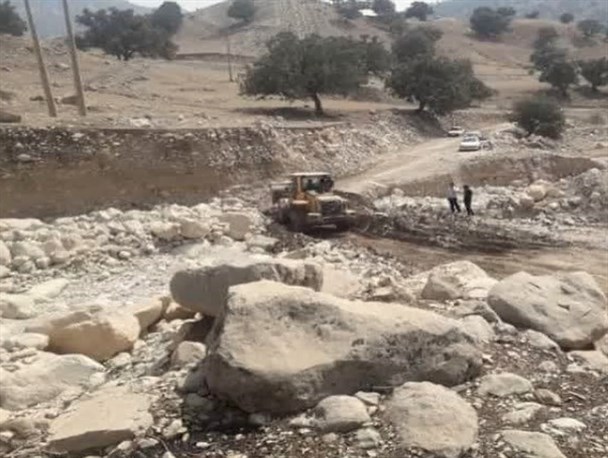 آغاز عملیات بازگشایی راه‌های روستایی مسدود شده در لنده+تصاویر