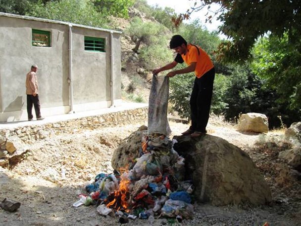 حرکت خودجوش خانواده چرامی در پاکسازی طبیعت آبشار الوان طسوج+ تصاویر