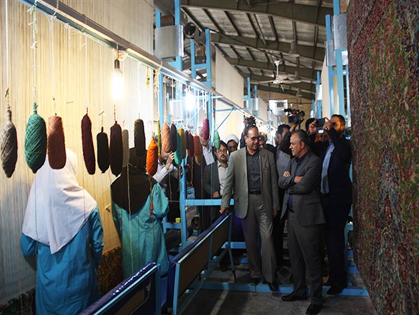بانوان هنرمند راوری 564 مترمربع قالی دستباف را تقدیم ستاد عتبات عالیات کردند+تصاویر