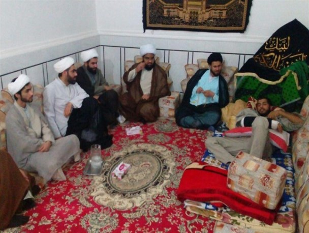 عیادت جمعی از روحانیون و فعالان فرهنگی شوشتر از روحانی مجروح مدافع حرم + عکس