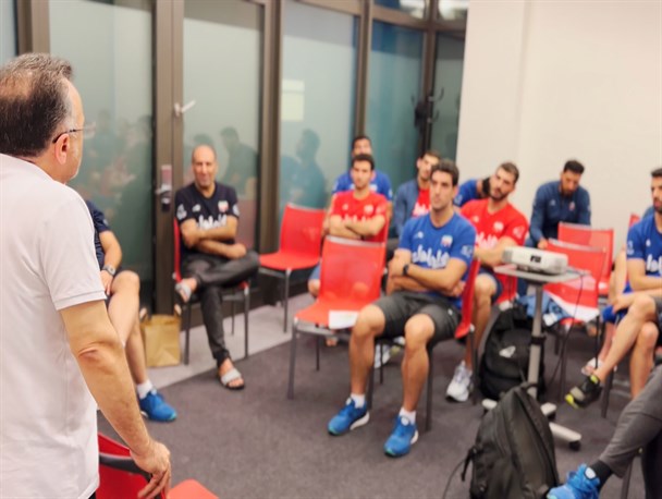 والیبال قهرمانی جهان| جلسه داورزنی با ملی‌پوشان در لهستان/ تزریق روحیه با صحبت‌های انگیزشی رئیس