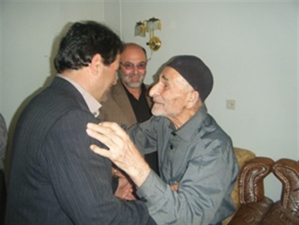 پدر شهید "رضا شجاع" در کنار فرزندش آرام گرفت