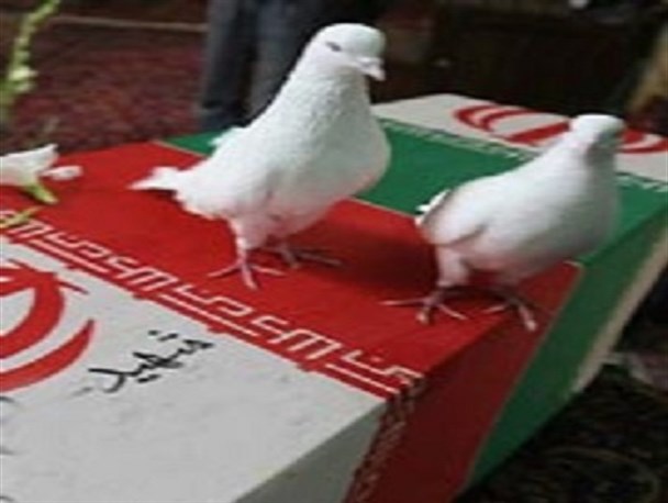 مسئولان نسبت به خانواده های شهدا وظیفه سنگینی دارند