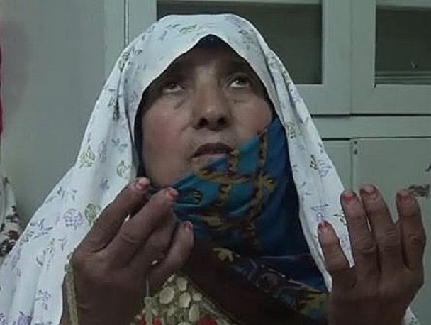 مادری در شهرستان میانه که ۵۰ سال از سه فرزند معلولش نگهداری می‌کند +تصاویر