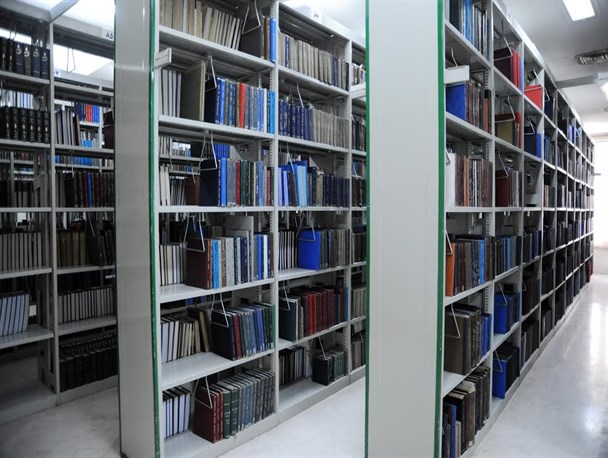اهدای مجموعه احکام و فرامین پادشاهان قاجاری به مرکز اسناد آستان قدس رضوی