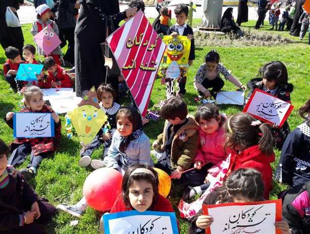 کاغذ بادهای کودکان چناران و گلبهار به پرواز درآمد+ تصاویر