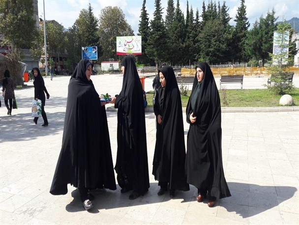 اهدای گل به بانوان چادری توسط نیروی انتظامی در تالش