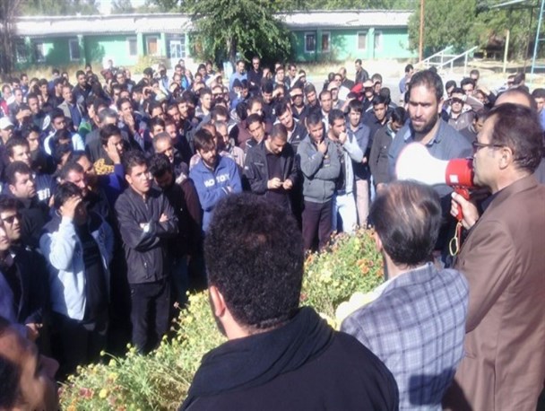 تجمع اعتراضی کارگران صنایع فروآلیاژ ازنا
