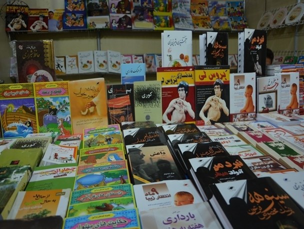مدیر کل ارشاد لرستان با مسائل فرهنگی بیگانه است/ مسئولین تلاش کنند مسئله کتاب در حاشیه قرار نگیرد